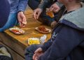 ADOLESCENTES SE ALIMENTAN MAL FUERA DE CASA