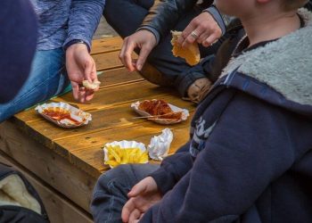 ADOLESCENTES SE ALIMENTAN MAL FUERA DE CASA