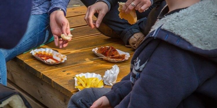 ADOLESCENTES SE ALIMENTAN MAL FUERA DE CASA