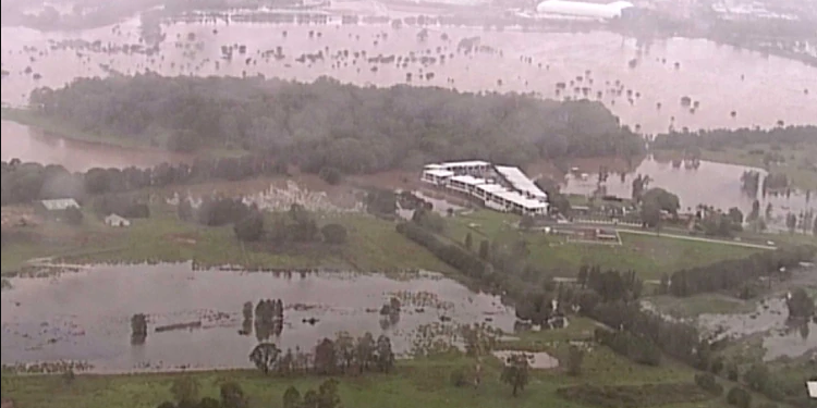 Después de los incendios, llegó el “diluvio del siglo” a Australia: inundaciones, bloqueos y hasta la aparición de un tiburón que causó terror