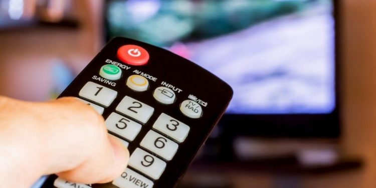 El curioso origen del control remoto del televisor (y cómo se transformó a lo largo del tiempo)