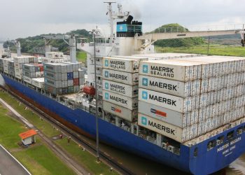 El Canal de Panamá sigue atascado. Así que la mayor naviera del mundo lo va a cruzar con un clásico: el ferrocarril