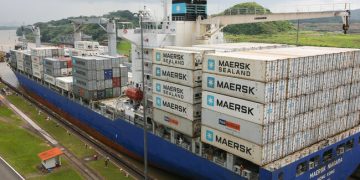 El Canal de Panamá sigue atascado. Así que la mayor naviera del mundo lo va a cruzar con un clásico: el ferrocarril