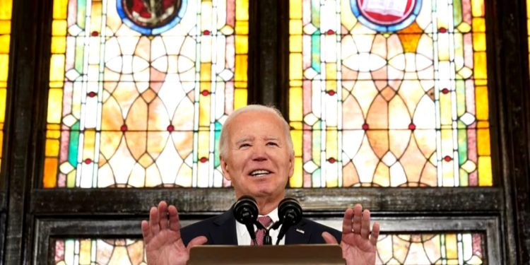 Biden apela al voto negro y condena el supremacismo blanco desde el púlpito